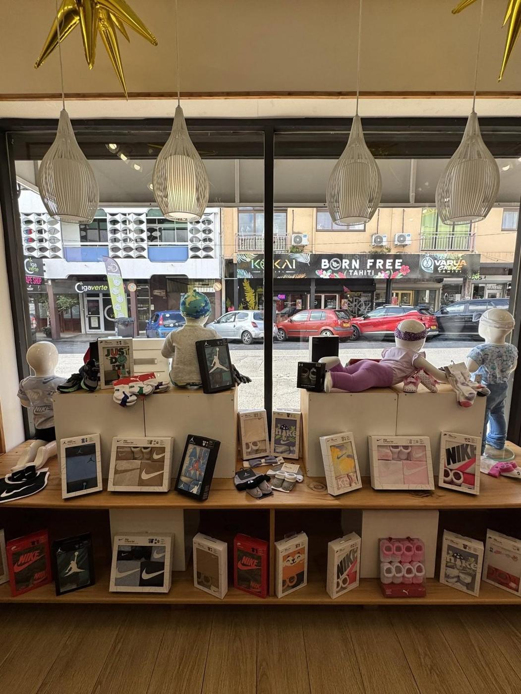 Vitrine de la boutique sur l'avenue du Maréchal Foch, baskets et coffrets
