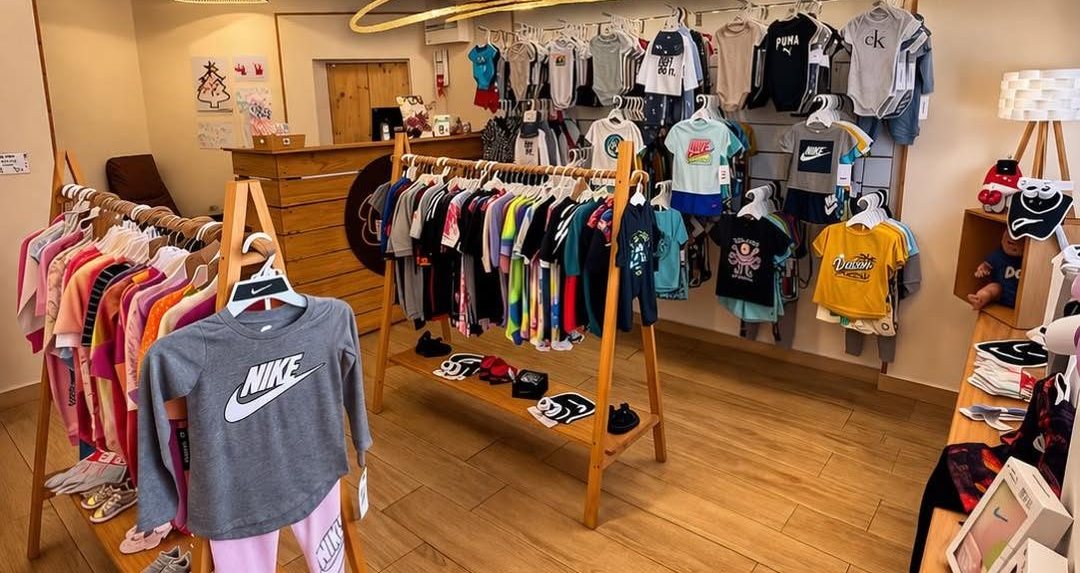 Portants de vêtements bébé dans la boutique